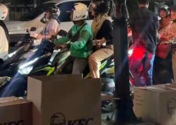 HIPPMAKOT Kendari Bagikan Paket Makanan di Lampu Merah MTQ