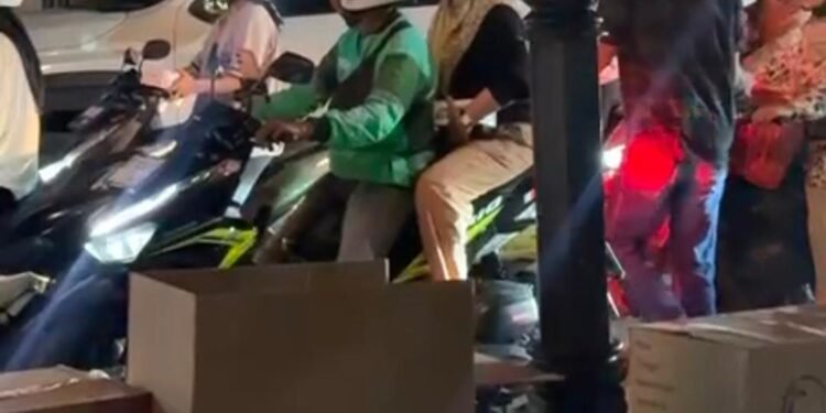 HIPPMAKOT Kendari Bagikan Paket Makanan di Lampu Merah MTQ