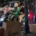 HIPPMAKOT Kendari Bagikan Paket Makanan di Lampu Merah MTQ