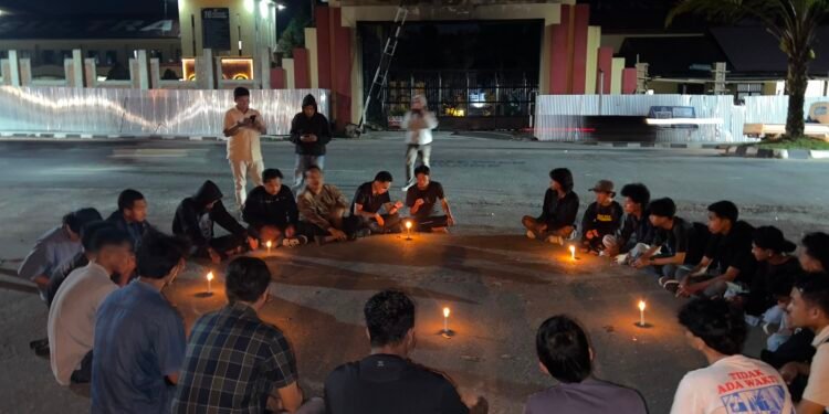 Aksi Lilin Mahasiswa Desak Polda Evaluasi Kaburnya 11 Tahanan Kolut