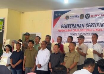 Warga Watubangga Terima Sertifikat Tanah