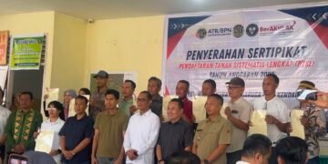 Warga Watubangga Terima Sertifikat Tanah