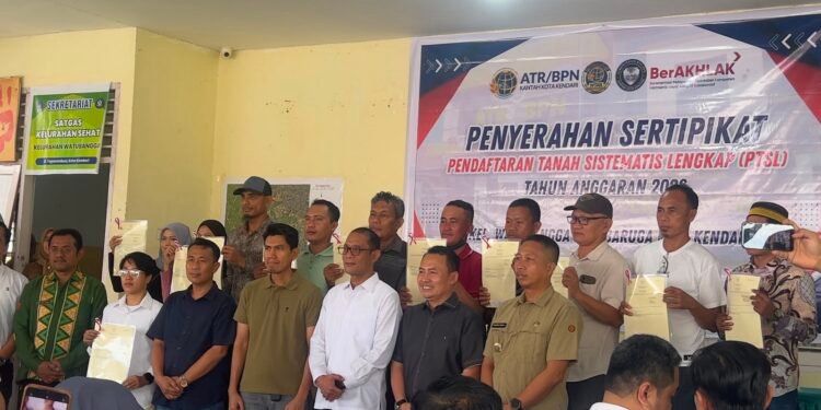 Warga Watubangga Terima Sertifikat Tanah